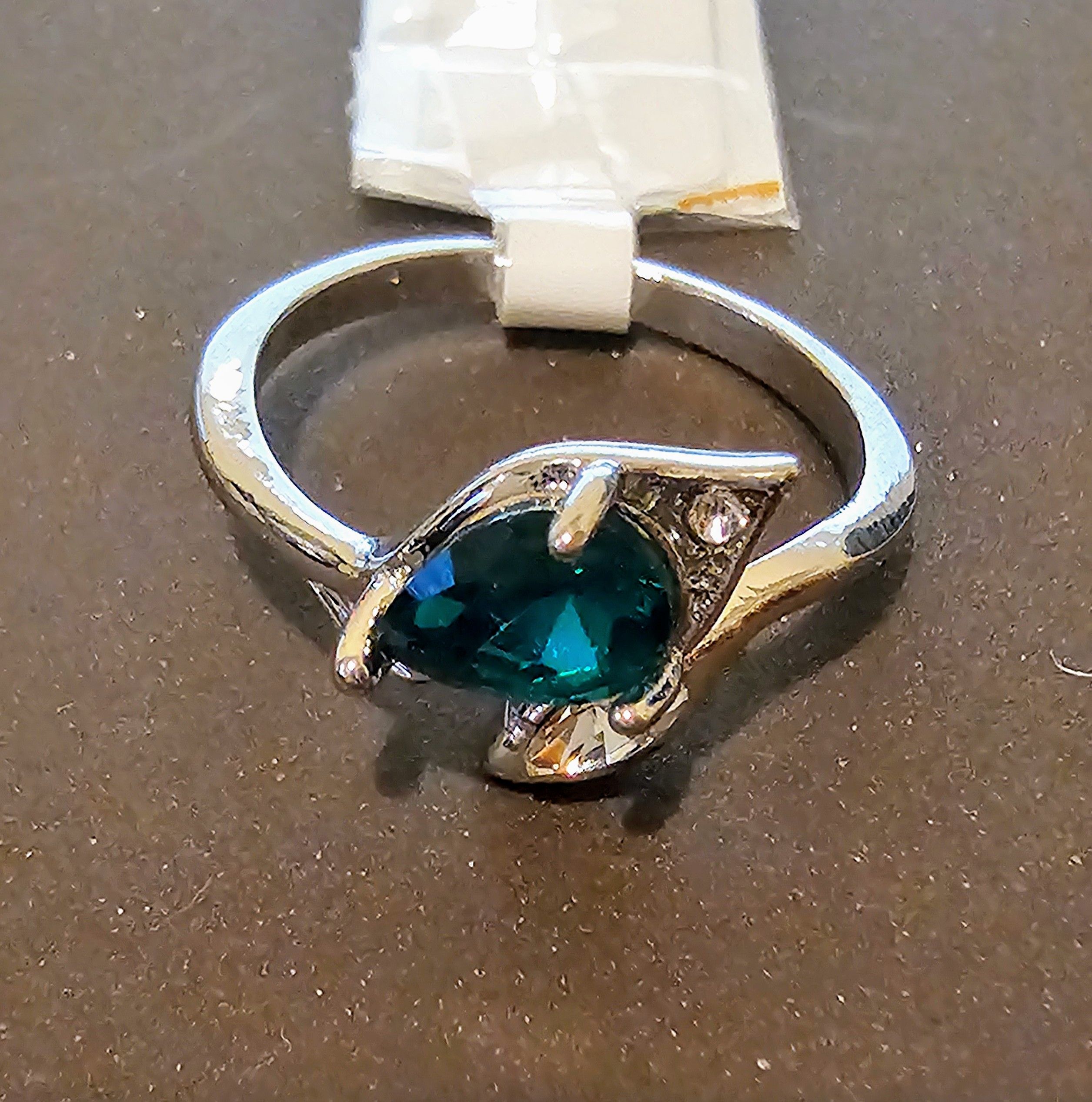 Inlaid Green Zircon Leaf Ring -Silver Tone